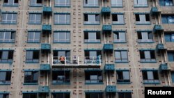中国北京一名工人在住宅楼建筑工地工作。（2023年9月6日）