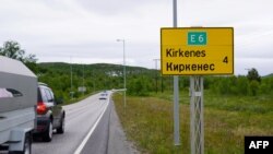 Дорожній знак поблизу норвезького міста Кіркенес неподалік єдиного пункту перетину кордону між Норвегією та Росією, 6 липня 2023 року. (Фото Джеймса БРУКСА / AFP)