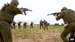 Відеокадр Білоруського Міноборони через VoenTV через АР. Білоруські військові навчаються разом з бойовиками "Групи Вагнера", липень 2023 року