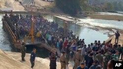 မြန်မာဘက်ခြမ်းနယ်စပ်အခြေစိုက် ကျားဖြန့် အွန်လိုင်းငွေလိမ်ဂိုဏ်းတွေမှာ ပိတ်မိနေတဲ့ နိုင်ငံပေါင်း ၂၀ ကျော်က လူတွေကို ထိုင်းနိုင်ငံဘက် ပြန်လည်ခေါ်ယူလာတဲ့ ယခင်မှတ်တမ်းဓာတ်ပုံ။ (ဖေဖော်ဝါရီ ၁၂၊ ၂၀၂၅)