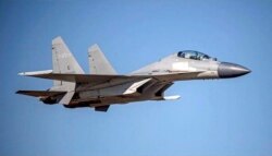 Jet tempur PLA J-16 China terbang di lokasi yang dirahasiakan. China menerbangkan lebih dari 30 pesawat militer menuju Taiwan pada 2 Oktober 2021. (Foto: AP)