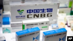 Sebuah kotak vaksin COVID-19 terlihat di sebuah pameran perusahaan farmasi China Sinopharm di Beijing, Sabtu, 5 September 2020. (Foto: AP)