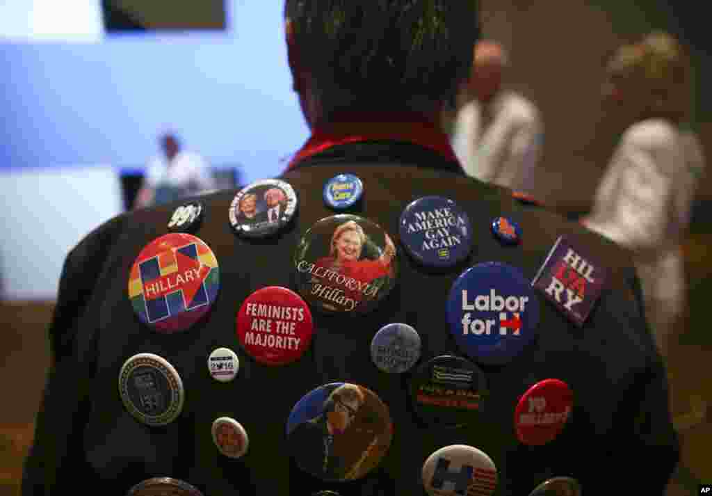 Larry Coffey berpose memakai bros-bros yang memperlihatkan dukungan terhadap kandidat presiden dari Partai Demokrat, Hillary Clinton, dalam acara 'nonton bareng' pemilihan presiden di Las Vegas (811).