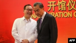 Teodoro Locsin (kiri) yang saat itu menjabat sebagai Menteri Luar Negeri Filipina, berbincang dengan Menteri Luar Negeri China Wang Yi, saat peresmian kantor Konsul Jenderal China di Davao, Pulau Mindanao, 28 Oktober 2018. (Foto: Manman Dejeto/AFP)