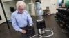Profesor biologi Universitas Stanford, Dr. Craig Heller dengan alat pendingin darah temuannya, "CoolMitt", di kampus Stanford di Menlo Park, California, AS. 