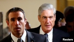 Jaksa Khusus Robert Mueller (kanan) setelah pertemuan dengan anggota Senat AS untuk memaparkan penyelidikannya terhadap dugaan kolusi antara Trump dan Rusia untuk semasa kampanye pemilihan presiden, 21 Juni 2017. (Foto: dok)
