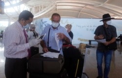 Petugas memeriksa penumpang dari Australia di bandara Ngurah Rai, di Denpasar, Bali (foto: ilustrasi).