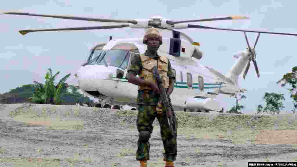 Soja Na Gadin Jirgi Mai Saukar Angulun Da Shugaba Muhammadu Buhari Ya Shiga Lokacin Da Ya Je Kaddamar Da abuwar Babbar Hanya Da Aka Gina A Jahar Cross River, Oktoba 21, 2015 