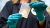 ແຟ້ມ-ຖົງຂອງສານ 4-fluoro isobutyryl fentanyl ເຊິ່ງຖືກຢຶດໄດ້ໃນລະຫວ່າງການກວດຄົ້ນ, ສະແດງໃຫ້ເຫັນຢູ່ທີ່ ຫ້ອງປະຕິບັດການຂອງສໍານັກງານປາບປາມຢາເສບຕິດສະຫະລັດ ໃນເມືອງສເຕີລິງ, ລັດເວີຈີເນຍ, ວັນທີ 9 ສິງຫາ 2016. 