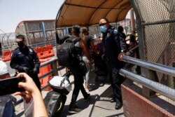 ‘이민자 보호 의정서(MPP: Migrant Protection Protocols)’에 따라 미국에 망명신청을 하려는 이민자들이 멕시코에서 미국으로 입국하고 있다. (자료사진)