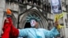 Pristalica Džulijana Asanža ispred suda u Londonu sa transparentnom na kojem se traži njegovo oslobađanje, 21. februar 2024. (REUTERS/Toby Melville)

