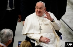 Paus Fransiskus menyapa umat di akhir audiensi dengan peserta Konferensi Episkopal Ziarah Skandinavia, pada 3 Februari 2025, di aula Paul-VI di Vatikan. (Foto: Tiziana Fabi/AFP)
