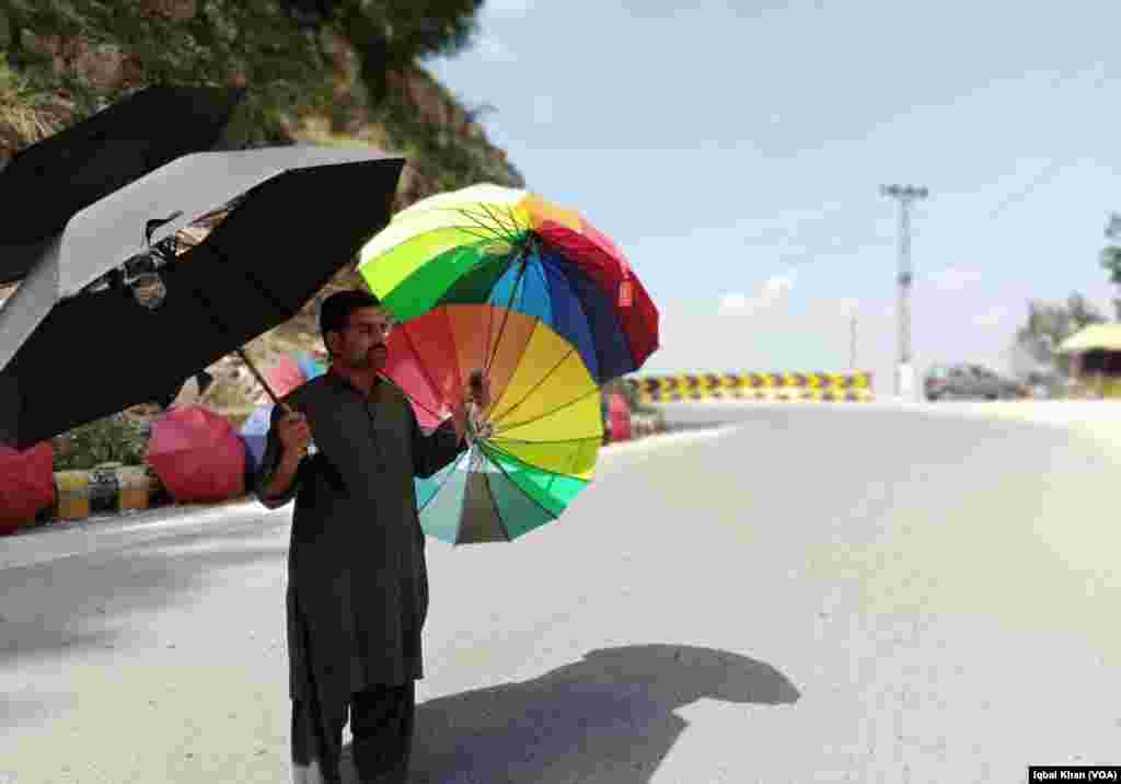  کہیں پہاڑوں کے اطراف شالیں اور رنگین دوپٹے تاروں پر لٹکے دکھائی دیتے ہیں تو کہیں موسم کی مناسبت سے رنگ برنگی چھتریاں سجی دکھائی دیتی ہیں۔