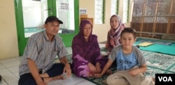 Habibulloh Bahoduri (kiri), pengungsi Afghanistan, tinggal bersama 30an pengungsi lain di seberang Rudenim, Jakarta Barat. Ia berharap diizinkan bekerja sehingga dapat menghidupi istri dan kedua anaknya. (Sasmito/VOA).