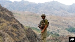 امریکا از سال ۲۰۰۴ میلادی به این سو، بیش از ۴۰۰ حملۀ هوایی در مناطق قبایلی پاکستان انجام داده است
