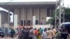 Des Togolais devant la cour de Justice à Lomé, le 1er septembre 2011.