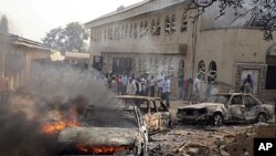 Wata mota tana cin wuta a harabar majam'ar St. Theresa a Madalla, Suleja,