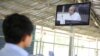 Wartawan di ruang media menyaksikan kesaksian Kaing Guek Eav, alias Duch, mantan ketua S-21 dalam pengadilan yang didukung oleh PBB di Phnom Penh, 7 Juni 2016. (Foto: Neou Vannarin/VOA Khmer)