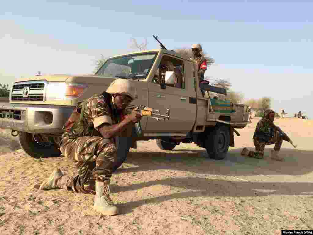 Sojojin Nijar masu yakar Boko haram a kauyen Zenam Kelouri, Feb. 29 2016.