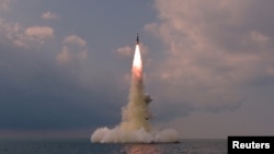 북한 관영 조선중앙통신이 19일 공개한 신형 잠수함발사 탄도미사일(SLBM) 시험 발사 장면.