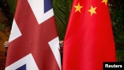 Bendera Inggris dan China menjelang penandatanganan dialog ekonomi dan keuangan antara kedua negara di Beijing, 21 September 2015. (Foto: Reuters)