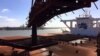 FILE - Sebuah kapal pengangkut tampak mengisi muatan dengan bijih besi di Pelabuhan Hedland, di barat Australia, pada 29 November 2018. (Foto: Reuters/Melanie Burton)