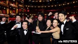 Facebook: https://www.facebook.com/voakorea Newsletter: voa 9일 미국 로스앤젤레스 돌비극장에서 열린 제92회 아카데미시상식에서 한국 영화 '기생충'이 작품상 등 4관왕에 올랐다. 봉준호 감독과 출연 배우, 관계자들이 오스카 트로피를 들고 기념촬영을 했다.