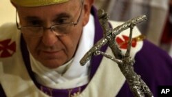 Paus Fransiskus meninggalkan misa di Gereja St. Cirillo Alessandrino di Roma (1/12). (AP/Gregorio Borgia)