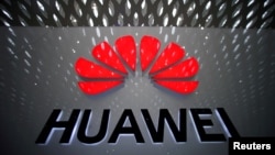 Logo perusahaan Huawei di Shenzhen, Guangdong province, China (foto: dok). 