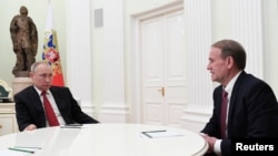 ARHIVA: Ruski predsednik Vladimir Putn na sastanku sa ukrajinskim političarem Viktorom Medvedčukom u Moskvi (Foto: Sputnik/Alexei Nikolsky/Kremlin via REUTERS)
