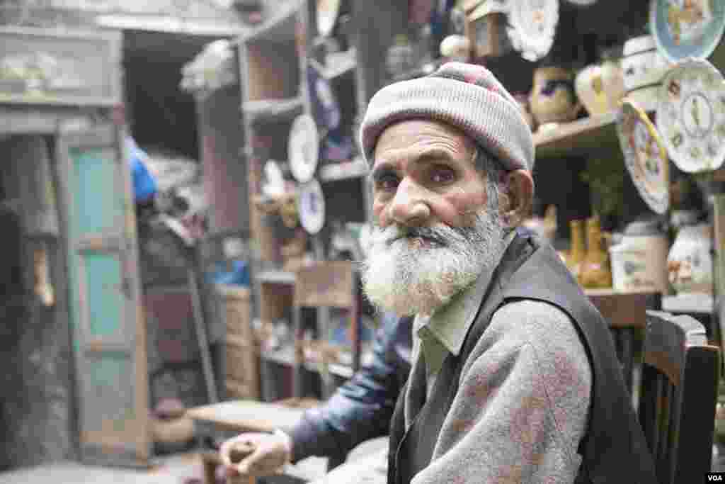 اس انوکھی دکان میں ویسے تو سیکڑوں نوادرات پڑے ہیں۔ تاہم دکان کے مالک نور محمد کے مطابق زیادہ تر لوگوں کی دلچسپی تاریخی مورتیوں اور پینٹنگز میں ہوتی ہیں۔