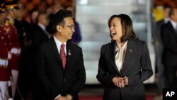Wakil Presiden AS Kamal Harris (kanan) disambut oleh Menteri Kesehatan Budi Gunadi Sadikin ketika tiba di Bandara Internasional Soekarno-Hatta di Tangerang, pada 5 September 2023. (Foto: AP/Achmad Ibrahim)