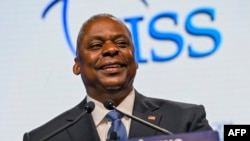 Menteri Pertahanan AS Lloyd Austin berbicara pada KTT Dialog Shangri-La ke-20 di Singapura pada 3 Juni 2023. (Foto: AFP)