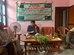 At a workshop held by experts from the National Medicinal Plants Board farmers learn how growing demand for herbal products can give them better profits than traditional crops. (A. Pasricha/VOA)