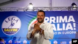 მატეო სალვინი ლოზუნგით "იტალია უპირველეს ყოვლისა"