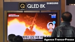 지난 25일 한국의 서울 시민들이 철도역에 설치된 TV를 통해 북한 미사일 발사 관련 뉴스를 시청하고 있다. (자료사진)