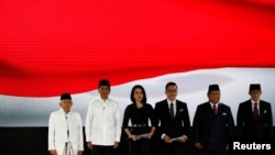 အင်ဒိုနီးရှား လက်ရှိသမ္မတ Joko Widodo၊ Ma'ruf Amin၊ Prabowo Subianto နဲ့ Sandiago Uno တို့ နိုင်ငံတော်သီချင်းဆိုနေကြစဉ် (ဧပြီ၊ ၁၃၊ ၂၀၁၉)