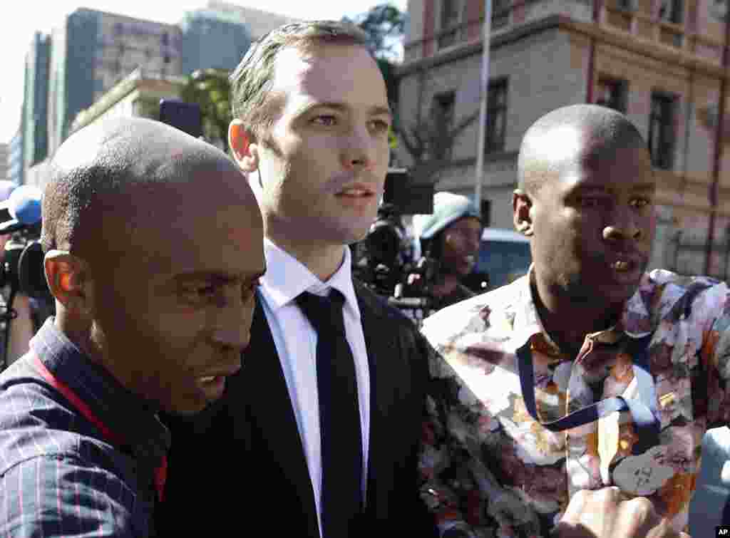Oscar Pistorius a lokacin da ya ke barin Kotu a Pretoria.
