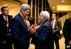 Arhiva - Državni sekretar Džon Keri razgovara sa ministrom inostranih poslova Irana Mohamedom Džavadom Zarifom u Beču, nakon što je Međunarodna agencija za agomsku energiju (IAEA) potvrdila da je Iran ispunio sve uslove nuklearnog sporazuma