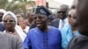 Kandidat Presiden Nigeria Bola Tinubu (tengah) tiba di tempat pemungutan suara untuk menggunakan hak pilihnya dalam pemilu Nigeria di Ikeja, Lagos, pada 25 Februari 2023. (Foto: Reuters/James Oatway)