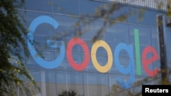 Logo Google di kantor pusat Google di Mountain View, California, AS.