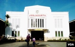 Stasiun Tugu, salah satu tengara utama di Yogyakarta. (Foto: VOA/Nurhadi)
