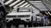 Mobil-mobil sedang dalam pemeriksaan terakhir, terlihat di pabrik Volkswagen di Wolfsburg, Jerman (foto: ilustrasi). 