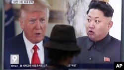 ARHIVA - Američki i severnokorejski predsednici, Donald Tramp i Kim Džong Un na južnokorejskim vestima, Seul 10. avgusta 2017.