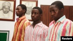Irin wadanda ke tsare bisa zargin cewa 'yan Boko Haram ne, Bashir Ibrahim a dama, Ibrahim Habibu a tsakiya da Gambo Maiborodi,