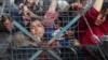 Warga Palestina antre untuk menerima makanan gratis di kamp pengungsi Jabaliya di Jalur Gaza pada Senin, 18 Maret 2024. (Foto: AP)