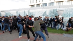 სამართალდამცავები პროტესტის მონაწილეებს აკავებენ