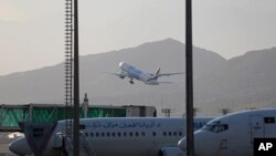 Sebuah pesawat lepas landas dari Bandara Internasional Hamid Karzai di Kabul, Afghanistan, 4 Juli 2021. (Foto: ilustrasi)