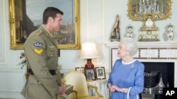 Ben Roberts-Smith (kiri) saat bertemu dengan Ratu Elizabeth II, di Buckingham Palace, London, 15 November 2011. (Foto: dok)