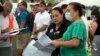 Dalam foto yang diambil dari video ini, orang-orang terlihat berkumpul di luar pusat operasi kesehatan darurat, Kamis, 5 Desember 2019, Apia, Samoa. (Foto: AP)